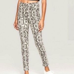 Women's Wild Fable Target High waisted snake skin  print jeans, sz 8